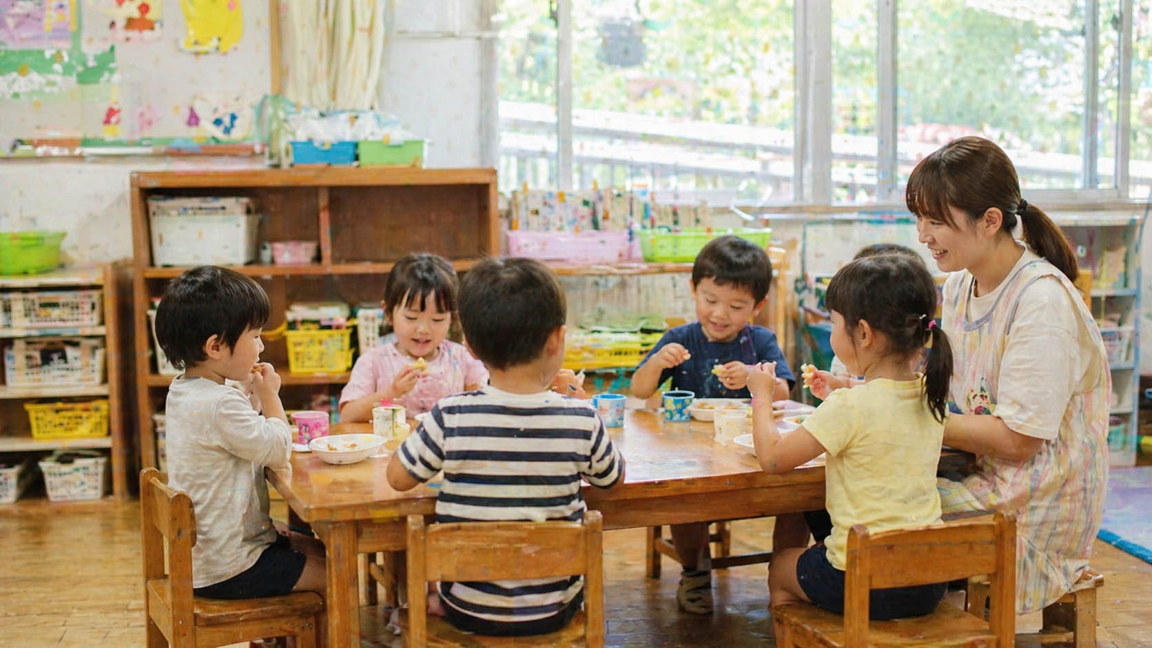 預かり保育でおやつを食べる子どもたちの様子