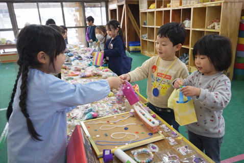 お店屋さんごっこを楽しむ子どもたち