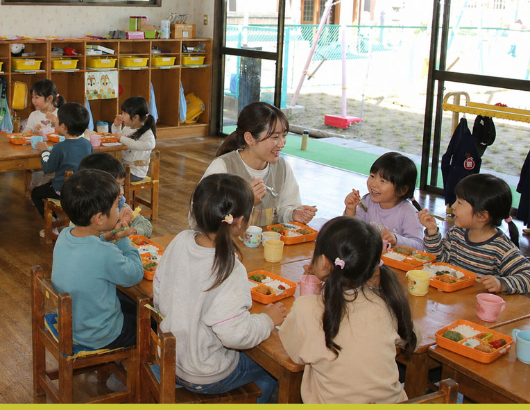 給食を楽しむ子どもたちの様子
