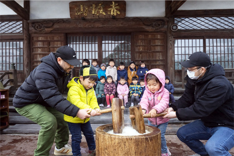 お餅つきを楽しむ子どもたち