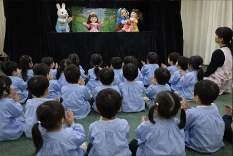 人形劇を楽しむ子どもたち
