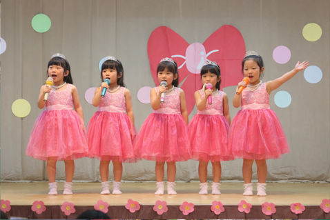 おゆうぎ会で発表する子どもたち