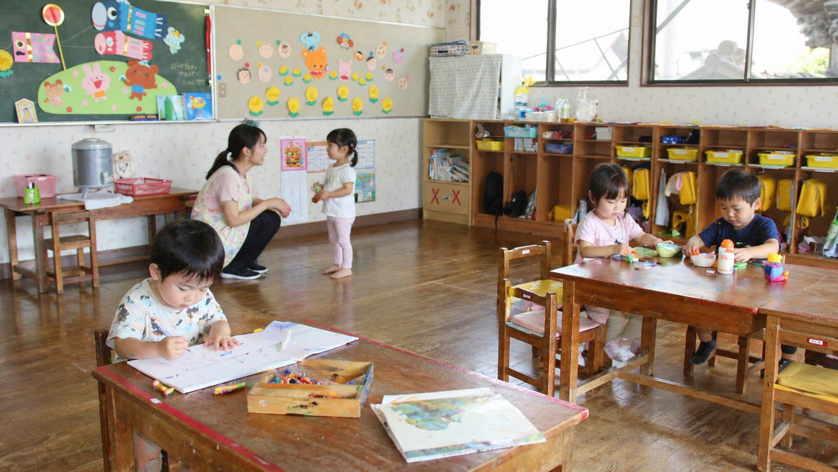 保育室で遊ぶ満三歳児の子どもたち