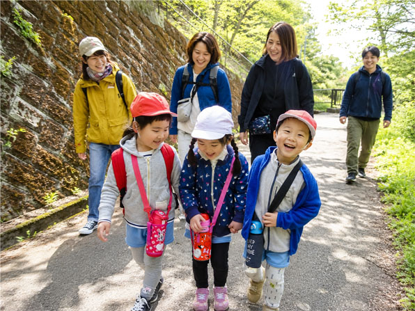 親子遠足を楽しむ子どもたち